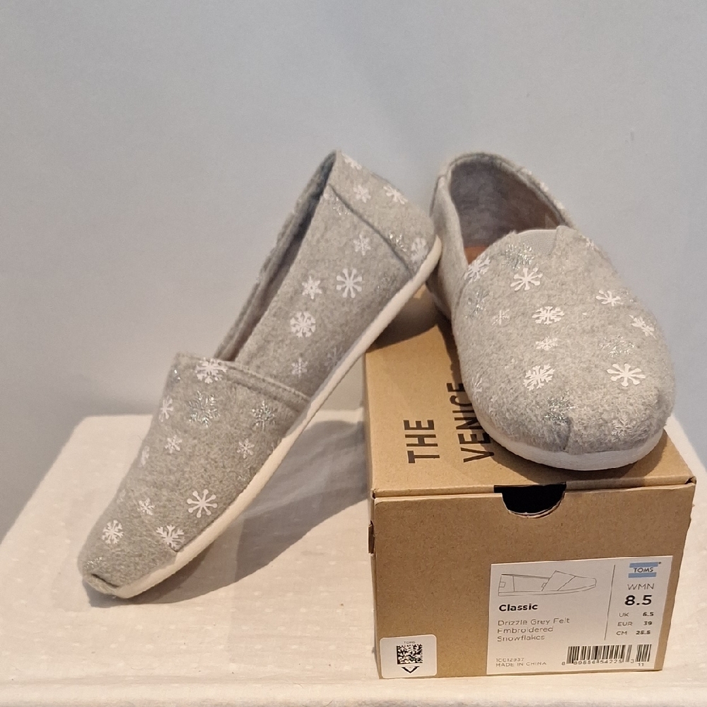 Toms Gray Felt Embroidered Snowflake Slip-Ons Size 8.5